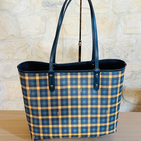 Coach - Picture 6 of 7